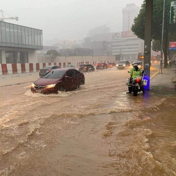 Potret Malaysia Banjir, Jalan-jalan Kuala Lumpur bak Sungai