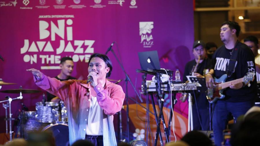 Musisi Rizki Febian tampil pada BNI Java Jazz On The Move yang diselenggarakan di Mall of Indonesia, Jakarta, Minggu (24/4). Sebagai bank yang telah Go Global, BNI kembali mendukung perhelatan festival musik Jakarta International BNI Java Jazz Festival (BNIJJF2022) di JiExpo Kemayoran, Jakarta, pada 27 – 29 Mei 2022