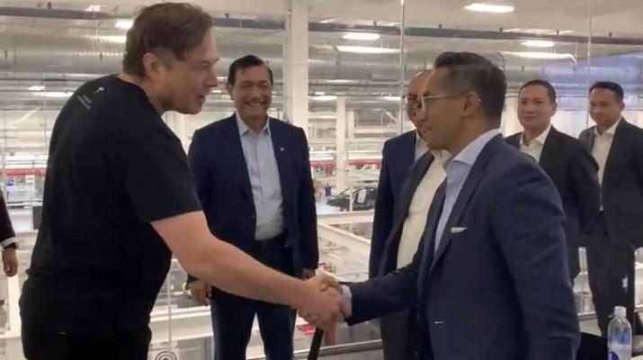 Elon Musk mendampingi Mentri Koordinator Luhut Binsar Pandjaitan bersama tim Marinvest, Duta Besar Rosan Roeslani dan beberapa teman pengusaha di Gigafactory Tesla yang terbaru (1000 Ha) di Austin, Texas. (Tangkapan layar Linkkedin)