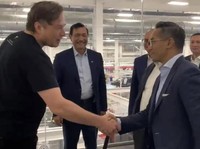 Warning Luhut: Investasi Tesla di RI Butuh Waktu & Proses