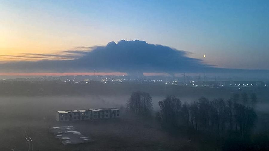 Kilang minyak kebakaran di Bryansk, Rusia, Senin, (25/4/2022) waktu setempat. (Anonymous source via AP)