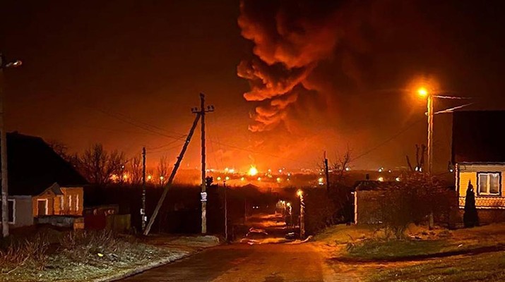Kilang minyak kebakaran di Bryansk, Rusia, Senin, (25/4/2022) waktu setempat. (Anonymous source via AP)