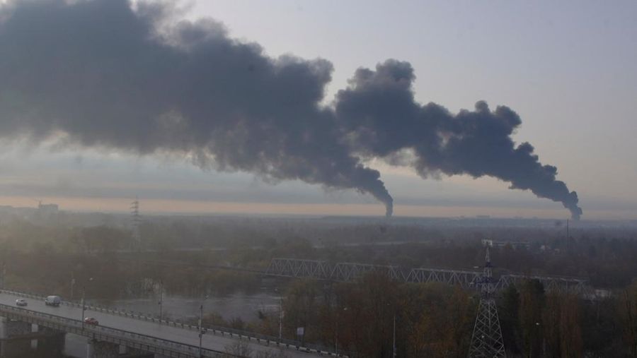 Kilang minyak kebakaran di Bryansk, Rusia, Senin, (25/4/2022) waktu setempat. (NATALYA KRUTOVA VIA REUTERS/NATALYA KRUTOVA)