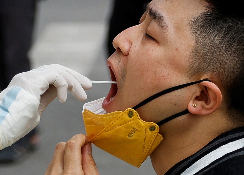Antrean warga untuk tes covid di Beijing, China. (REUTERS/CARLOS GARCIA RAWLINS)