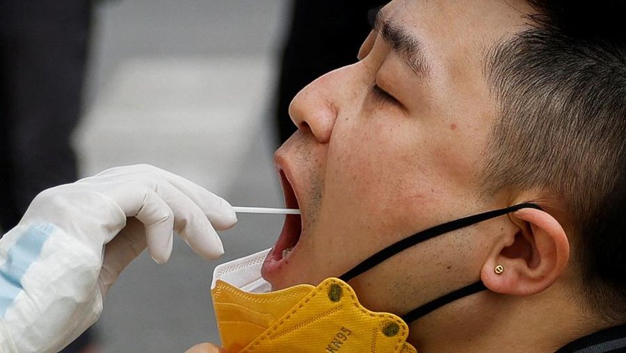 Lonjakan kasus covid di Beijing, China. (REUTERS/CARLOS GARCIA RAWLINS)