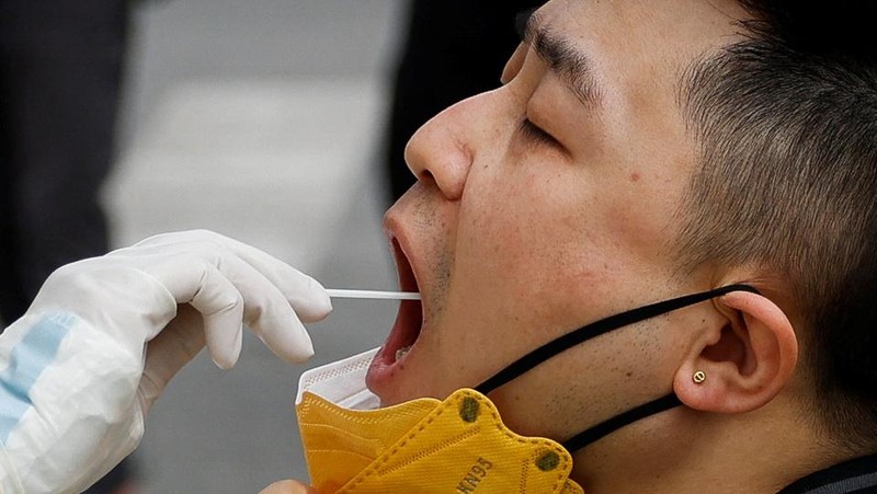 Antrean warga untuk tes covid di Beijing, China. (REUTERS/CARLOS GARCIA RAWLINS)
