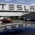 Raja Salman Rayu Elon Musk Bangun Pabrik Tesla di Arab Saudi
