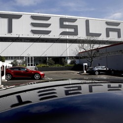 Raja Salman Rayu Elon Musk Bangun Pabrik Tesla di Arab Saudi