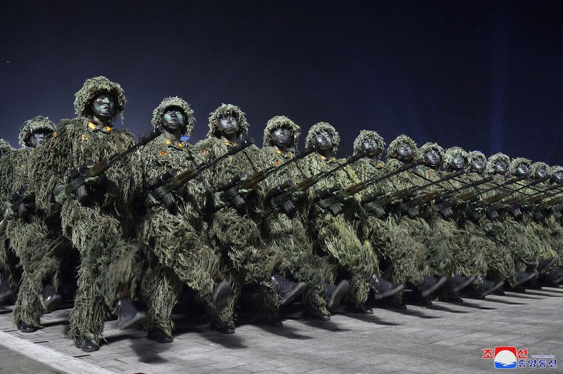 Parade militer Korea Utara (via REUTERS/KCNA) Parade militer Korea Utara (via REUTERS/KCNA)