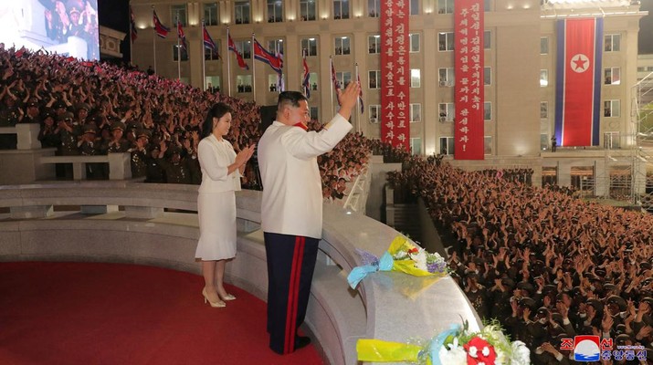Pemimpin Korea Utara (Korut) Kim Jong-un hadiri parade militer. (via REUTERS/KCNA)