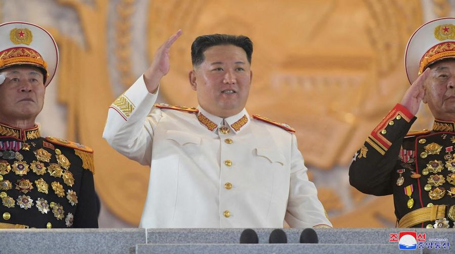 Pemimpin Korea Utara (Korut) Kim Jong-un hadiri parade militer. (via REUTERS/KCNA)