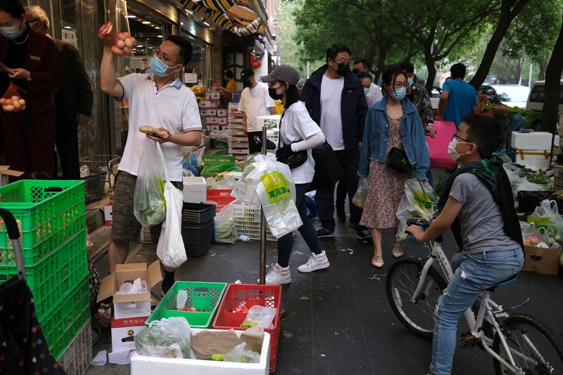 Antrean warga untuk tes covid di Beijing, China. (REUTERS/CARLOS GARCIA RAWLINS) Antrean warga untuk tes covid di Beijing, China. (REUTERS/CARLOS GARCIA RAWLINS)