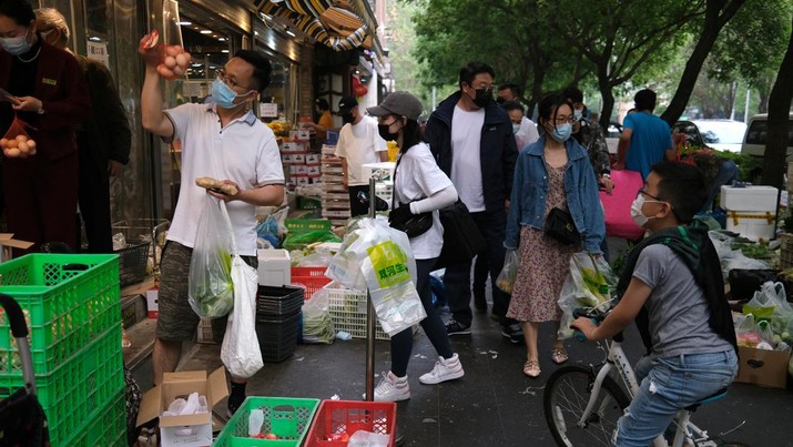 Pengunjung berbelanja disalah satu swalayan menjelang lockdown di Beijing, China. (REUTERS/TINGSHU WANG)