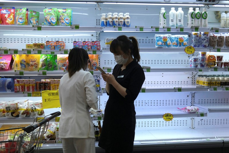 Antrean warga untuk tes covid di Beijing, China. (REUTERS/CARLOS GARCIA RAWLINS)