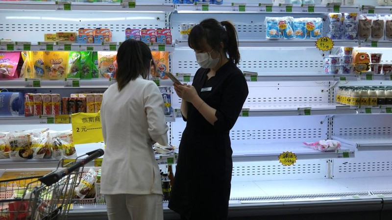 Antrean warga untuk tes covid di Beijing, China. (REUTERS/CARLOS GARCIA RAWLINS)