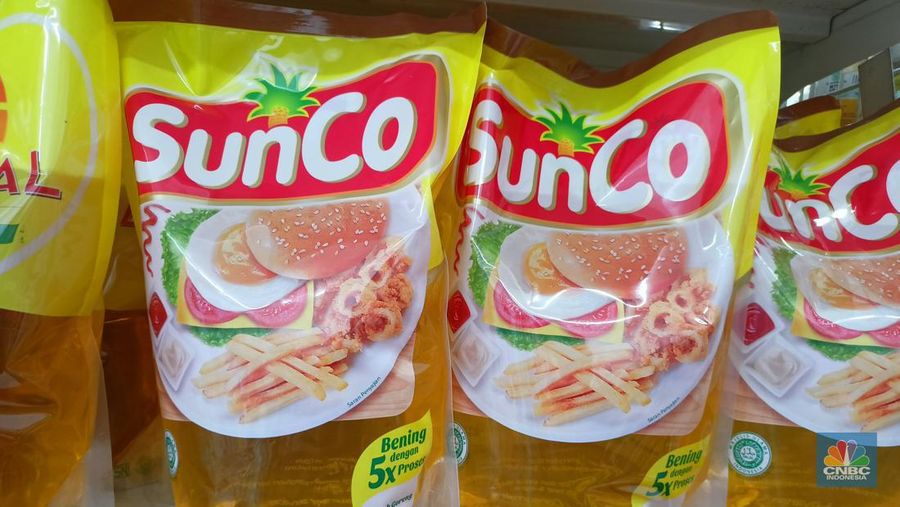 Penjualan minyak goreng di Alfamart di kawasan Ciomas (CNBC Indonesia/Ferry Sandi)