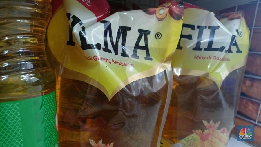 Penjualan minyak goreng di Alfamart di kawasan Ciomas (վ/Ferry Sandi)