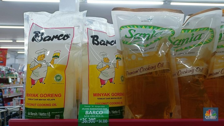 Penjualan minyak goreng di Alfamart di kawasan Ciomas (CNBC Indonesia/Ferry Sandi) Penjualan minyak goreng di Alfamart di kawasan Ciomas (CNBC Indonesia/Ferry Sandi)