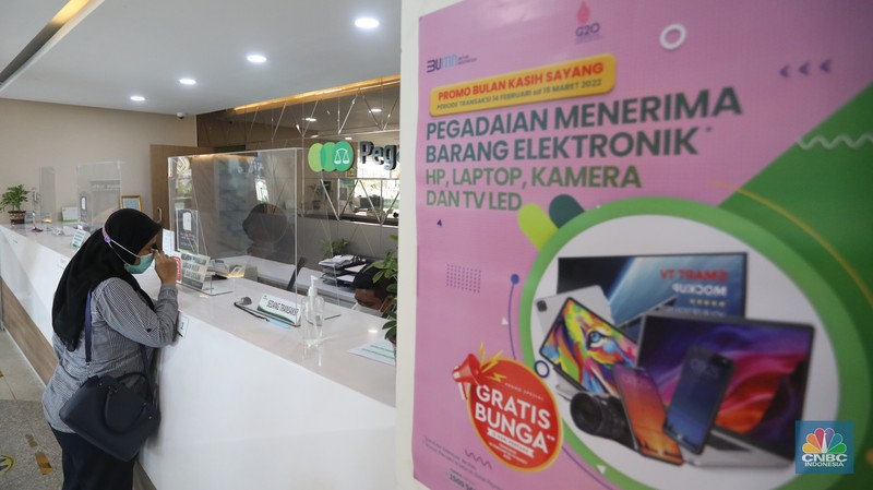 Petugas melayani nasabah yang bertransaksi di kantor Pegadaian cabang Senen, Jakarta Pusat, Selasa (26/4/2022). (CNBC Indonesia/Andrean Kristianto) Petugas melayani nasabah yang bertransaksi di kantor Pegadaian cabang Senen, Jakarta Pusat, Selasa (26/4/2022). (CNBC Indonesia/Andrean Kristianto)