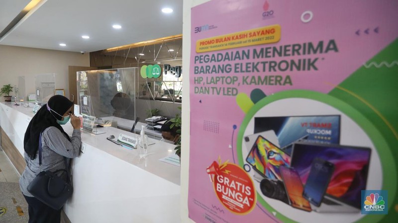 Petugas melayani nasabah yang bertransaksi di kantor Pegadaian cabang Senen, Jakarta Pusat, Selasa  (26/4/2022). (CNBC Indonesia/Andrean Kristianto)