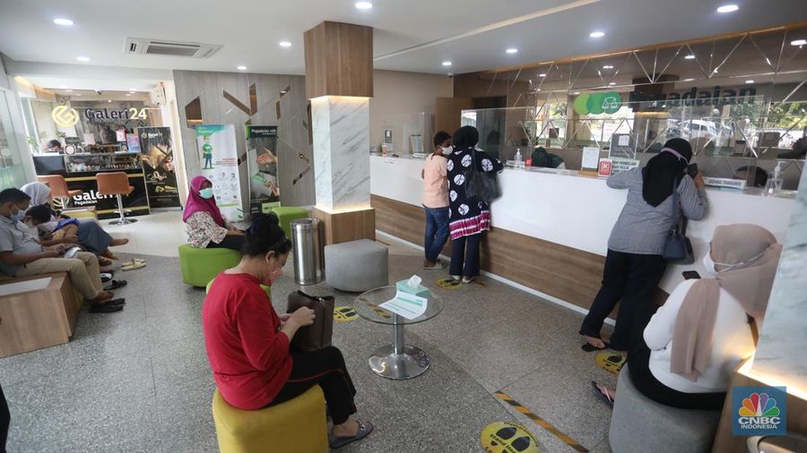 Petugas melayani nasabah yang bertransaksi di kantor Pegadaian cabang Senen, Jakarta Pusat, Selasa  (26/4/2022). (CNBC Indonesia/Andrean Kristianto)