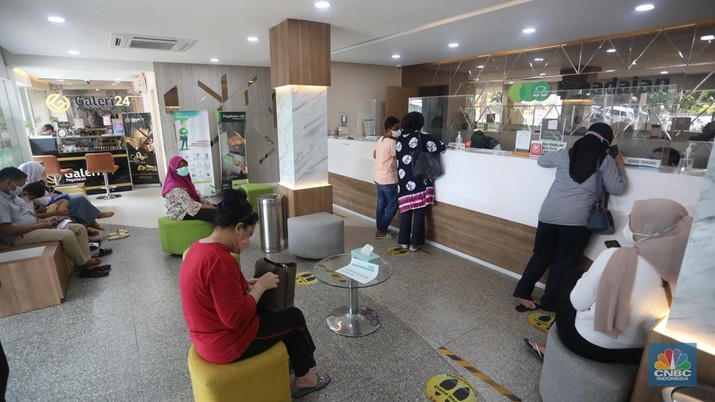 Petugas melayani nasabah yang bertransaksi di kantor Pegadaian cabang Senen, Jakarta Pusat, Selasa (26/4/2022). (CNBC Indonesia/Andrean Kristianto) Petugas melayani nasabah yang bertransaksi di kantor Pegadaian cabang Senen, Jakarta Pusat, Selasa (26/4/2022). (CNBC Indonesia/Andrean Kristianto)