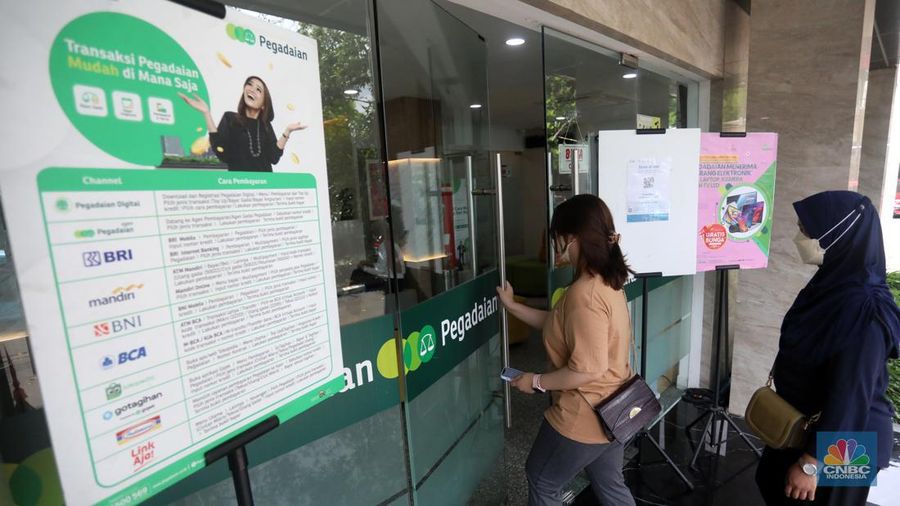 Petugas melayani nasabah yang bertransaksi di kantor Pegadaian cabang Senen, Jakarta Pusat, Selasa  (26/4/2022). (CNBC Indonesia/Andrean Kristianto)