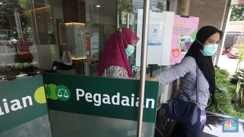 Petugas melayani nasabah yang bertransaksi di kantor Pegadaian cabang Senen, Jakarta Pusat, Selasa  (26/4/2022). (CNBC Indonesia/Andrean Kristianto)