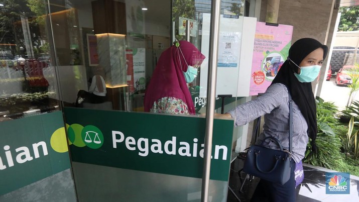 Petugas melayani nasabah yang bertransaksi di kantor Pegadaian cabang Senen, Jakarta Pusat, Selasa (26/4/2022). (CNBC Indonesia/Andrean Kristianto) Petugas melayani nasabah yang bertransaksi di kantor Pegadaian cabang Senen, Jakarta Pusat, Selasa (26/4/2022). (CNBC Indonesia/Andrean Kristianto)