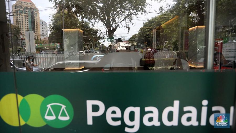 Petugas melayani nasabah yang bertransaksi di kantor Pegadaian cabang Senen, Jakarta Pusat, Selasa  (26/4/2022). (վ/Andrean Kristianto)