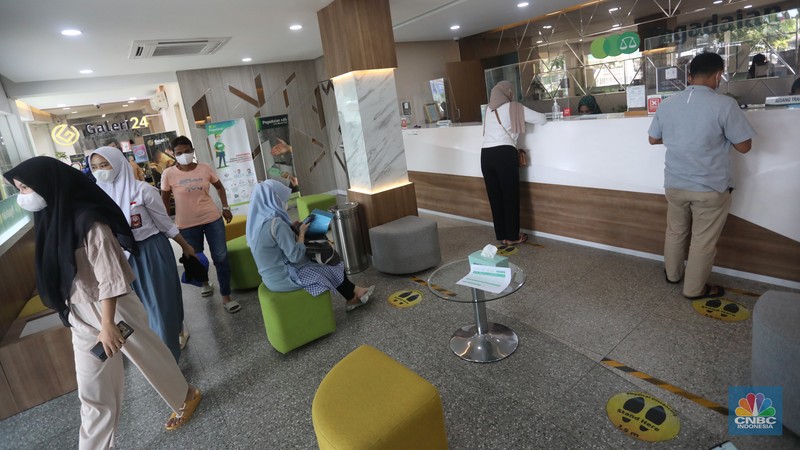 Petugas melayani nasabah yang bertransaksi di kantor Pegadaian cabang Senen, Jakarta Pusat, Selasa (26/4/2022). (CNBC Indonesia/Andrean Kristianto) Petugas melayani nasabah yang bertransaksi di kantor Pegadaian cabang Senen, Jakarta Pusat, Selasa (26/4/2022). (CNBC Indonesia/Andrean Kristianto)