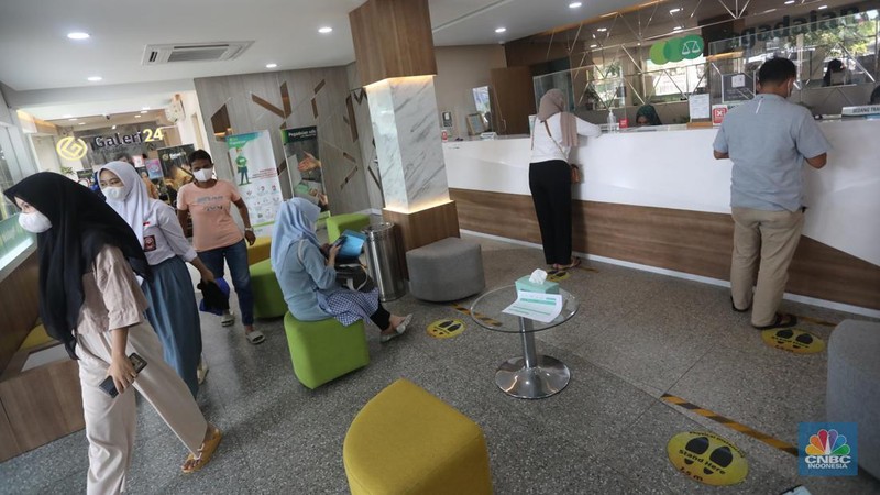 Petugas melayani nasabah yang bertransaksi di kantor Pegadaian cabang Senen, Jakarta Pusat, Selasa  (26/4/2022). (CNBC Indonesia/Andrean Kristianto)