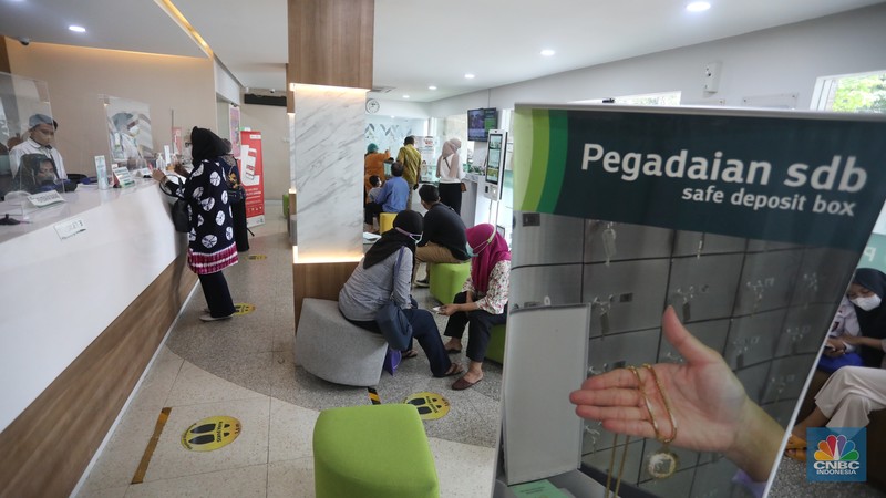 Petugas melayani nasabah yang bertransaksi di kantor Pegadaian cabang Senen, Jakarta Pusat, Selasa (26/4/2022). (CNBC Indonesia/Andrean Kristianto) Petugas melayani nasabah yang bertransaksi di kantor Pegadaian cabang Senen, Jakarta Pusat, Selasa (26/4/2022). (CNBC Indonesia/Andrean Kristianto)