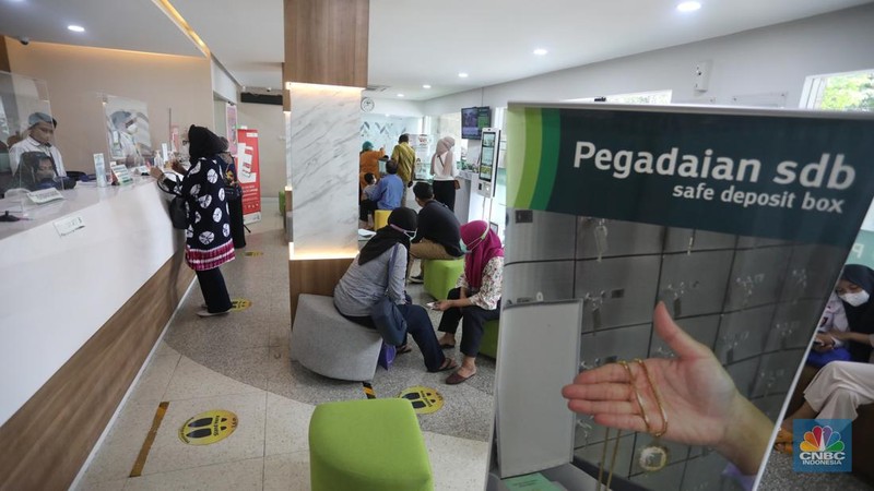 Petugas melayani nasabah yang bertransaksi di kantor Pegadaian cabang Senen, Jakarta Pusat, Selasa  (26/4/2022). (CNBC Indonesia/Andrean Kristianto)