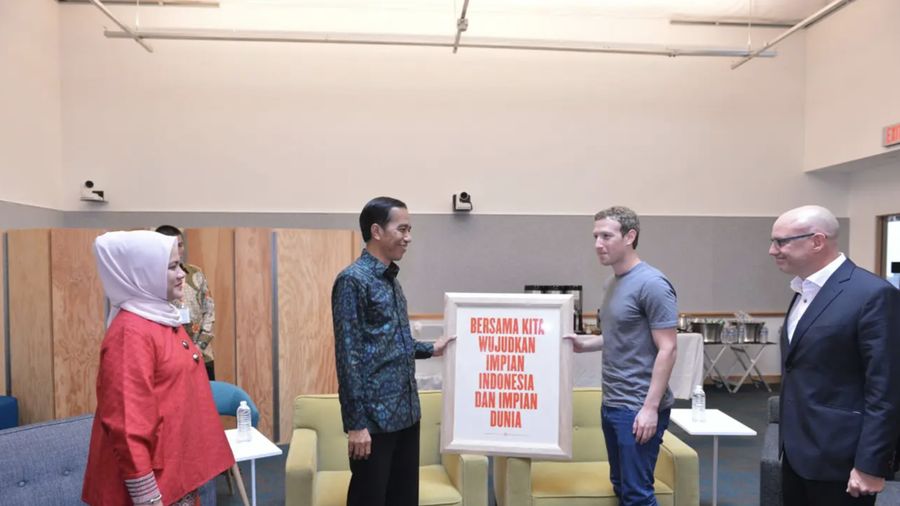 Presiden Joko Widodo (Jokowi) melakukan pertemuan dengan pendiri sekaligus CEO Facebook, Mark Zuckerberg, bersama para eksekutif perusahaan itu, di sela-sela kunjungannya ke Silicon Valley, AS, Rabu (17/2) siang. (Dok: Biro Pers Sekretariat Presiden)