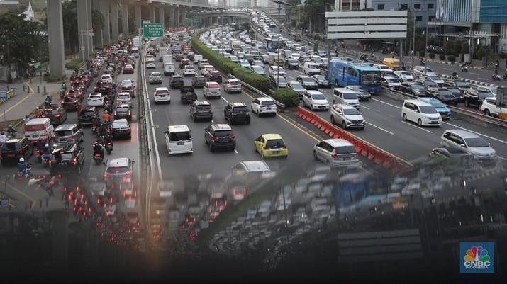 Sejumlah kendaraan berjalan perlahan saat terjebak macet di tol dalam kota, Jakarta, Selasa (26/4/2022). (CNBC Indonesia/Andrean Kristianto)