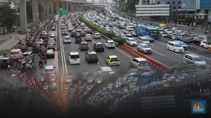 Sejumlah kendaraan berjalan perlahan saat terjebak macet di tol dalam kota, Jakarta, Selasa (26/4/2022). (CNBC Indonesia/Andrean Kristianto) Sejumlah kendaraan berjalan perlahan saat terjebak macet di tol dalam kota, Jakarta, Selasa (26/4/2022). (CNBC Indonesia/Andrean Kristianto)