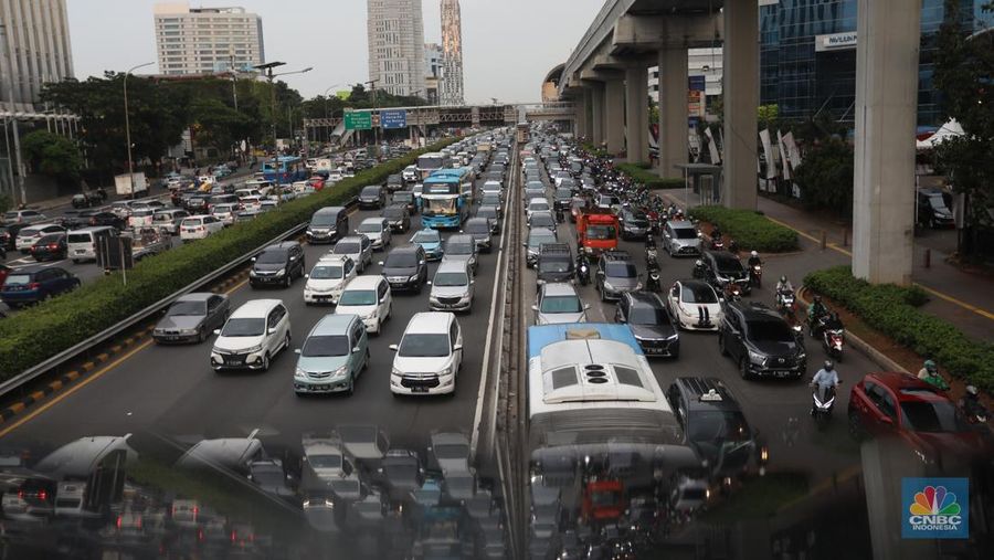 Sejumlah kendaraan berjalan perlahan saat terjebak macet di tol dalam kota, Jakarta, Selasa (26/4/2022). (CNBC Indonesia/Andrean Kristianto)