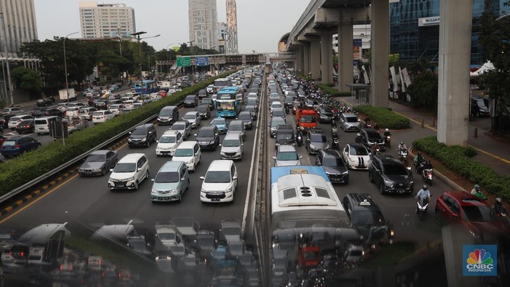 Sejumlah kendaraan berjalan perlahan saat terjebak macet di tol dalam kota, Jakarta, Selasa (26/4/2022). (CNBC Indonesia/Andrean Kristianto) Sejumlah kendaraan berjalan perlahan saat terjebak macet di tol dalam kota, Jakarta, Selasa (26/4/2022). (CNBC Indonesia/Andrean Kristianto)