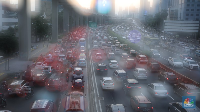 Sejumlah kendaraan berjalan perlahan saat terjebak macet di tol dalam kota, Jakarta, Selasa (26/4/2022). (CNBC Indonesia/Andrean Kristianto) Sejumlah kendaraan berjalan perlahan saat terjebak macet di tol dalam kota, Jakarta, Selasa (26/4/2022). (CNBC Indonesia/Andrean Kristianto)