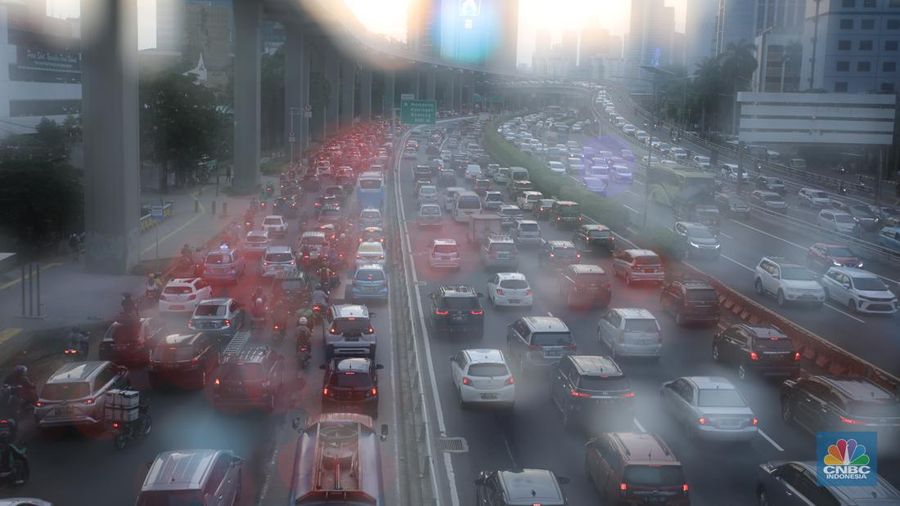 Sejumlah kendaraan berjalan perlahan saat terjebak macet di tol dalam kota, Jakarta, Selasa (26/4/2022). (CNBC Indonesia/Andrean Kristianto)