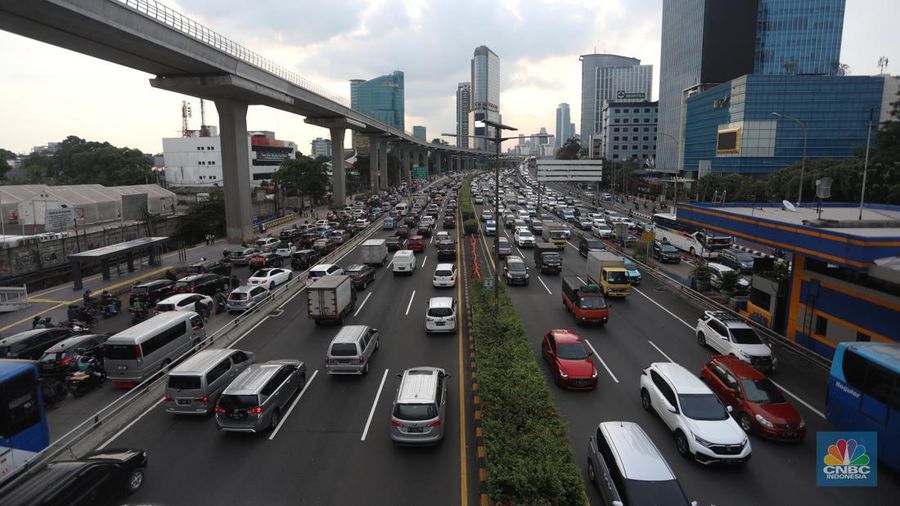 Sejumlah kendaraan berjalan perlahan saat terjebak macet di tol dalam kota, Jakarta, Selasa (26/4/2022). (CNBC Indonesia/Andrean Kristianto)