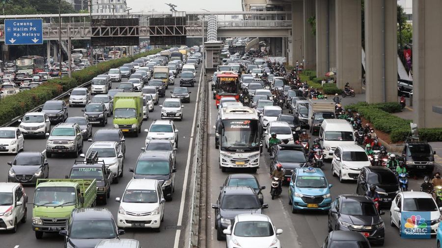 Sejumlah kendaraan berjalan perlahan saat terjebak macet di tol dalam kota, Jakarta, Selasa (26/4/2022). (CNBC Indonesia/Andrean Kristianto)