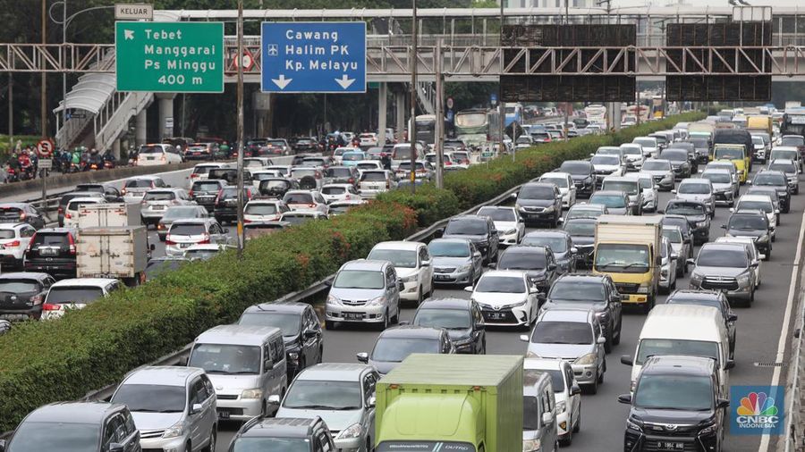 Sejumlah kendaraan berjalan perlahan saat terjebak macet di tol dalam kota, Jakarta, Selasa (26/4/2022). (CNBC Indonesia/Andrean Kristianto)