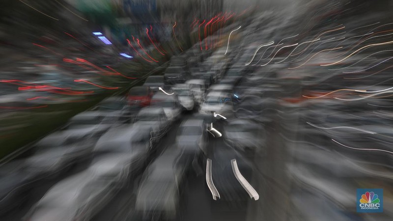 Sejumlah kendaraan berjalan perlahan saat terjebak macet di tol dalam kota, Jakarta, Selasa (26/4/2022). (CNBC Indonesia/Andrean Kristianto)