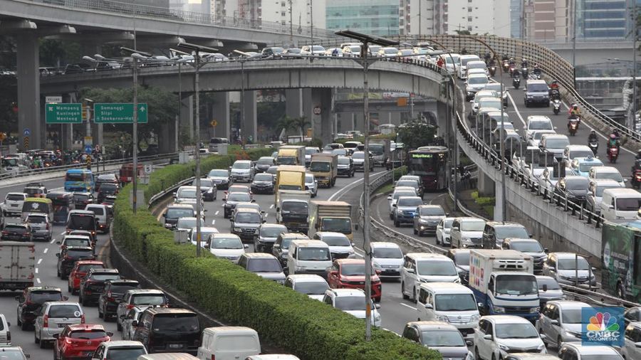 Sejumlah kendaraan berjalan perlahan saat terjebak macet di tol dalam kota, Jakarta, Selasa (26/4/2022). (CNBC Indonesia/Andrean Kristianto)