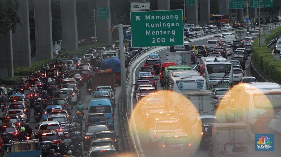 Sejumlah kendaraan berjalan perlahan saat terjebak macet di tol dalam kota, Jakarta, Selasa (26/4/2022). (CNBC Indonesia/Andrean Kristianto)