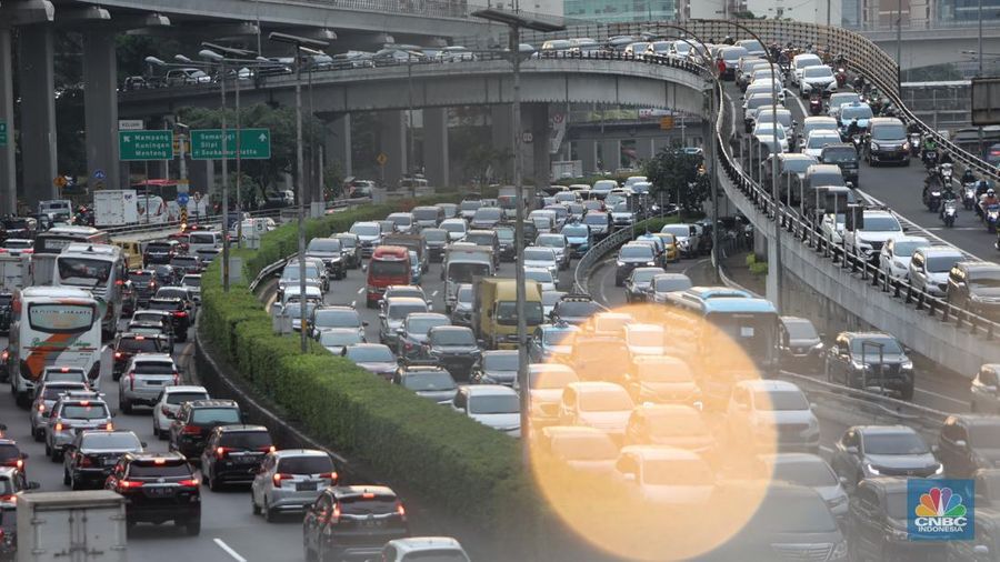 Sejumlah kendaraan berjalan perlahan saat terjebak macet di tol dalam kota, Jakarta, Selasa (26/4/2022). (CNBC Indonesia/Andrean Kristianto)
