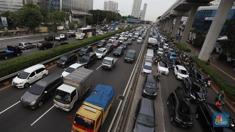 Sejumlah kendaraan berjalan perlahan saat terjebak macet di tol dalam kota, Jakarta, Selasa (26/4/2022). (CNBC Indonesia/Andrean Kristianto)