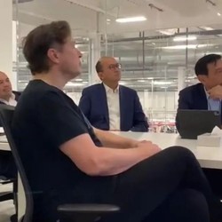 Elon Musk Pakai Kaos 'Murah' Saat Temui Luhut, Ini Harganya